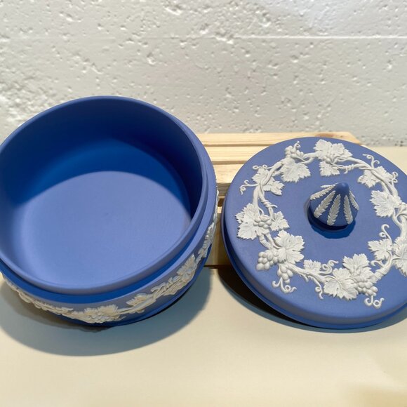Wedgwood Blue Jasperware Lidded Trinket Box with White Ivy Motif - Picture 5 of 10